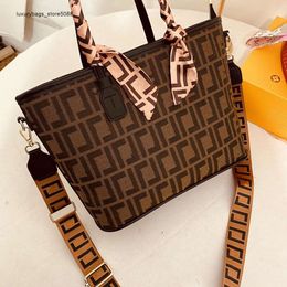 Factories Export Designer New Bags Hong Kong Luxury Little Tote Bag for Womens New Fashion Embroidered Handbag Unique Dign One Shoulder Crossbody