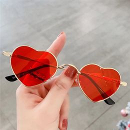 Retro kleine Metall Frauen rote Sonnenbrille Markendesign rosa Herz schöne geformte Rahmen Sonnenbrille Valentinstag Geschenk Shades UV400 240226