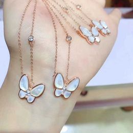 Designer Necklace VanCF Necklace Luxury Diamond Agate 18k Gold Butterfly Four leaf Grass Necklace Womens Versatile Fritillaria Rose Gold Pendant Chain