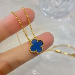 Fanjia V Lucky Four Leaf Grass Edition vergoldete blaue Achat-Einzelblumen-Halskette für Frauen von hoher Schönheit, schlicht und einfach