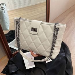 Store Handbag Clearance Sale 2024 Spring New Large Capacity Commuter Tote Bag Small Fragrant Wind Lingge Chain Big Single Shoulder Crossbody Women