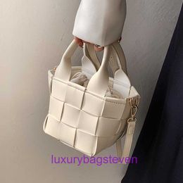 Top original wholesale Bottgss Ventss Cassette tote bags online shopThis years popular bucket bag womens new messenger texture fashion With Real Logo TRLO