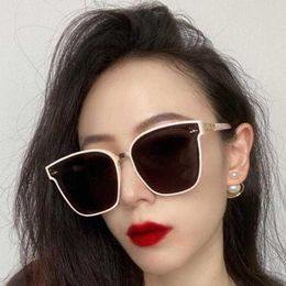 2024 Luxury Designer Men's Luxury Designer Women's Sunglasses The same with advanced sense letters black frame plate milk white female