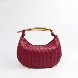 Hot Sale Woven Women Solid Colour Metal Handle Casual Hand Bag Designers Famous Brand Purses Ladies Handbags