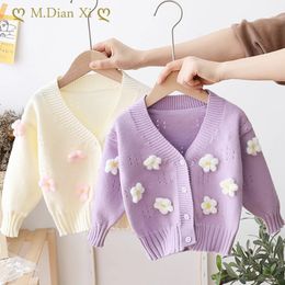 Mode babyflicka vinterkläder blomma cardigan för stickad tröja mjuk höst barn ytterkläder 240301
