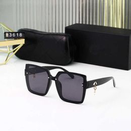 2024 Luxury Designer Men's Luxury Designer Women's Sunglasses Polarised Pendant Driving Street Photo Tidal