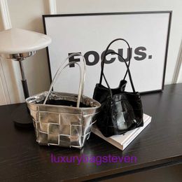 Top original wholesale Bottgss Ventss Cassette tote bags online shopWater bucket bag 2023 new woven portable vegetable basket crossbody With Real Logo