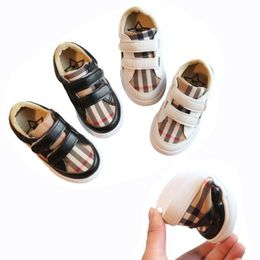 Baby Designers Sapatos Sapatos recém -nascidos Tênis de tenães menino menina macia Sapatos de berço de solteiro crianças tênis