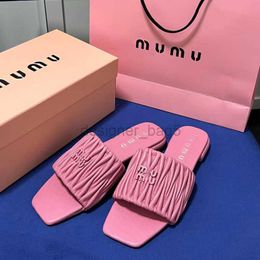 Mulheres Miui Sandálias Designer Sliders Vintage Slipper Verão Mius Flat Heel Loafer Homens Preto Flip Flop Couro Mule Luxo Slip-On Sandale Slide