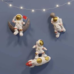 Decorative Objects Figurines Resin Astronaut Wall Decoration Creative Minimalist Design Modern Simple Home Kitchen Porch Ornaments Lovely Wall Decor Gifts T2403