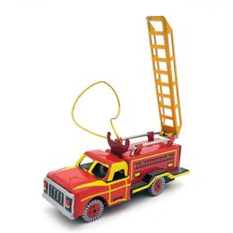 Funny Adult Collection Retro Wind up toy Metal Tin fire truck scaling ladder car pendant Clockwork toy model vintage toy gift 240307