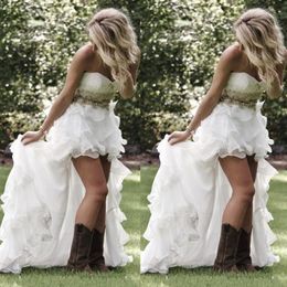 Bescheidene High-Low-Hochzeitskleider im Landhausstil, herzförmige Rüschen, Organza, asymmetrisch, tailliert, Hi-Lo, weiße Braut-Brautkleider252R