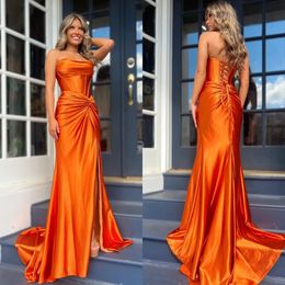 セクシーなオレンジ色のプロムドレスストラップレスフォーマルなイブニングドレス特別なOCNSローブデーリーのためのエレガントなスプリットプリーツパーティーガウン