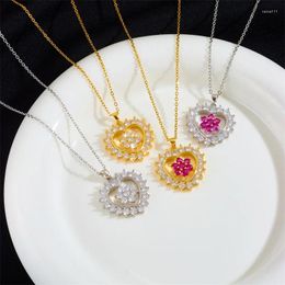 Pendant Necklaces Niche Pink Flower Necklace with Cubic Zirconia Luxury Fashionable Hollow Peach Heart Daisy Jewelry 2024