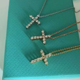 Desginer Tiffanyco Jewellery t Family S925 Sterling Silver Cross Pendant Necklace Female Rose Gold Minority Mens Light Luxury Clavicle Chain