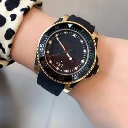 Factory Top AAA Orologio Designer Watches Montre de luxe 40MM Mens Watch Stainless Steel Quartz Movement With Calendar Folding Cla297d