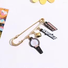 Keychains KPOP Group Light Stick Metal Badge Pin Alloy Brooch Fans Collections Clothes Bag Decoration