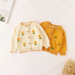 Baby Girl Long Sleeve Stick Cardigan Kids Sweet Flower Sticking Single Breasted Tröja Girls Sticked Jacket Clothes 240301