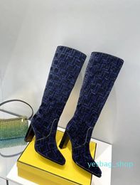 Hochhackige Chenile-Stiefel. Baguette-Stiefel mit eckiger Spitze und blauem und schwarzem Jacquard-Motiv. Absatzhöhe 110 mm. Damenmode