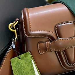 Orijinal donanım klasik flip messenger çantası ile lüks tasarımcı cowhide mini crossbody çanta