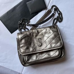 Orta moda lüksler büyük beyaz debriyaj çanta bayan kadınlar gerçek deri çanta crossbody kozmetik çantalar erkek tasarımcı zinciri sho278n