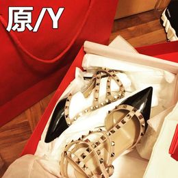 Designer Dress v Family Single Shoe Womens Cow Patent Leather Thin Heel Pointed Buckle Rivet Womens Shoes Fashion Sexy Temperament High-heeled Baotou Sandals