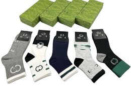 Tasarımcı 24SS Erkek Kadın Socks Beş çift lüks spor kış örgü mektubu baskılı çorap nakış pamuklu erkek kadın kutu