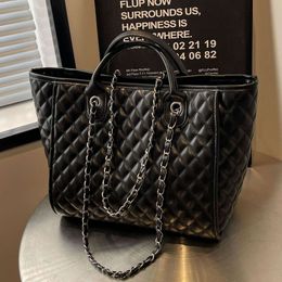 Shop Factory Wholesale Lingge Chain Bag for Womens 2024 New Trendy and Fashionable One Shoulder Handbag with Large Capacity Western Style Tote