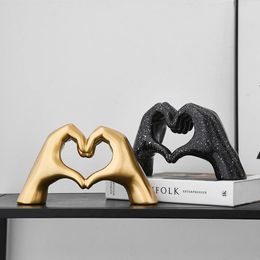 Nordic Creative Heart Gesture Sculpture Resin Abstract Hand Love Statue Figurines Wedding Home Living Room Desktop Decoration 240301