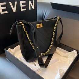 Shop Factory Wholesale Large Capacity Bag for Womens 2024 New Korean Version Lingge Single Shoulder Crossbody Fashionable Metal Chain Portable Bucket