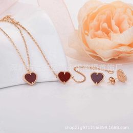 V-Halskette, echte Goldversion, Fanjia, leichter Luxus, personalisierte Liebes-Halskette, Kragenkette, Damen-Pfirsich-Herz-Armband, kleines rotes Herz-Ohrstecker-Set