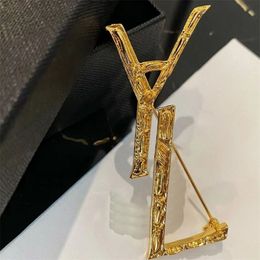 Lustrous metal classic letter shape brooches 470371Y15008142 crocodile texture brass gold plated pins luxury women designer brooch fashion charming ZB041 I4