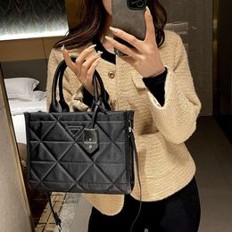 Factory Handbag Wholesale and Retail Black Nylon Waterproof Tote Bag Fashionable Grid Diagonal Cross Womens Shoulder Shopping