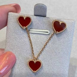 V Necklace Colorless Love Pendant with Heart Shape Versatile and Trendy Small and Popular Plating 18k Rose Gold Necklace Collar Chain Bracelet for Men and Women