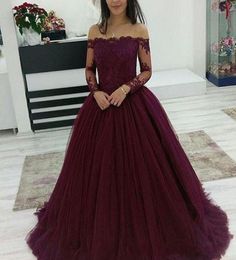 2019 Ball Gown Quinceanera Prom Dresses Burgundy Off Shoulder Lace Applique Long Sleeves Tulle Puffy Party Plus Size Evening Gowns6238517