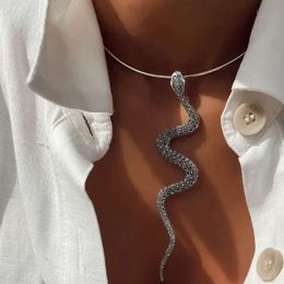 Schlangenförmiges Diamanthalsband, modisch und trendig, sexy Accessoire, Halskette