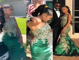 2021 Vintage Emerald Green Sexy Evening Dresses One Shoulder Gold Lace Appliques Beaded Cryatal Mermaid African Prom Dress Wear Pl8125225