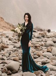 Vintage Dark Green Velvet Mermaid Wedding Dresses With Long Sleeves V Neck Plus Size Sweep Train Modern Bridal Party Gowns For Bea2261069