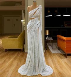 Sparkly White One Shoulder Prom Dresses Ruffles Slit Long Sleeves Evening Gowns Sequined Sweep Train Formal Party Dress Custom Mad7704039