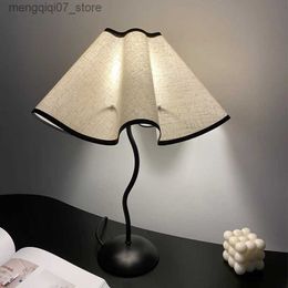 Lamps Shades Italian Petal Table Lamp Three-Position Dimmable Bedside Light Nordic Style Hotel Decor Table Lamp Villa Night Light Coffee Room L240311