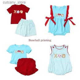 T-shirts Baby New Cotton Short Sleeved Red T-shirt Set Round Neck Baseball Embroidery Boy Top Clothes And Blue Stripe Shorts Suit Romper L240311