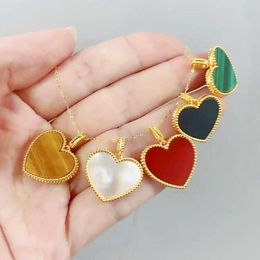 18K Gold Boutique Love Pendant Inlaid with White Beihong Agate Natural Necklace Light Luxury and High Grade Feeling Collar Chain