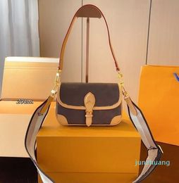 2024 Luxurys Designer Bag Shoulder Totes real leather luxury handbag canvas strap embossed Letters Colourful Floral fashion bags