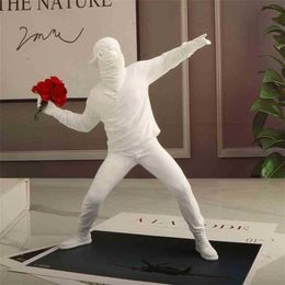 Statues Sculptures Banksy Flower Resin Thrower Statue Bomber Home Decoration Accessories Modern Ornaments Figurine Collectible 210225e