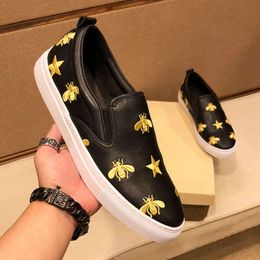 Luxury Designer Little Bee Mens Shoes One Foot Is Wearing Leather Leisure High Version Pea in Summer Lazy Trainers