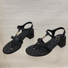 24ss Sandali da donna Tacco grosso Designer di lusso Scarpe con tacco grosso Pelle di pecora Pantofole da spiaggia infradito Fibbia in metallo Trama trapuntata Matelasse