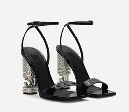 Festa di nozze Sandalo da donna Sandali in pelle di vitello lucida Tacco a cono di cristallo Sandali con tacco grosso con cinturino alla caviglia Décolleté in vernice nera Scarpe di design di lusso 35-42Box