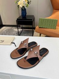 Pantofole infradito da donna di design Hardware Scivoli decorativi inglesi a spina di pesce 2024 Nuovi sandali Scarpe basse estive