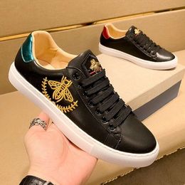 Luxury Designer Little Bee White Shoes Mens Board High Edition Leather Casual Summer Trainers