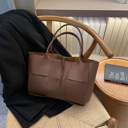 Discount Shops Woven High-capacity Bag for Women in 2024 New Trendy and High-end Feeling Western-style Shoulder Versatile Portable Tote